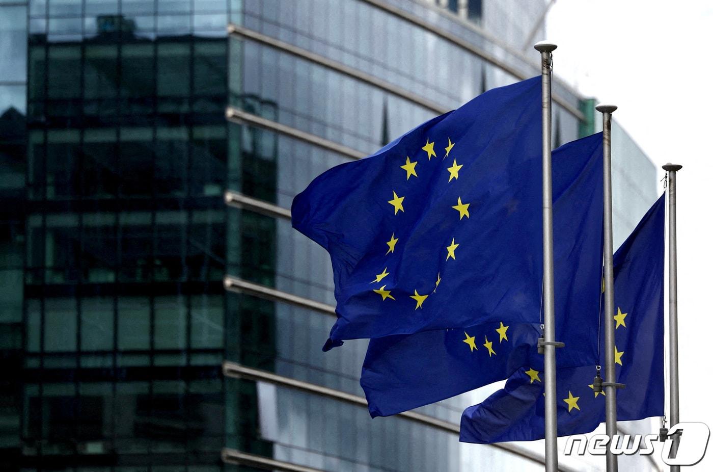벨기에 브뤼셀에 위치한 유럽연합&#40;EU&#41; 본부 앞에 깃발이 펄럭이고 있다. 2023.09.20 ⓒ 로이터=뉴스1 ⓒ News1 정지윤 기자