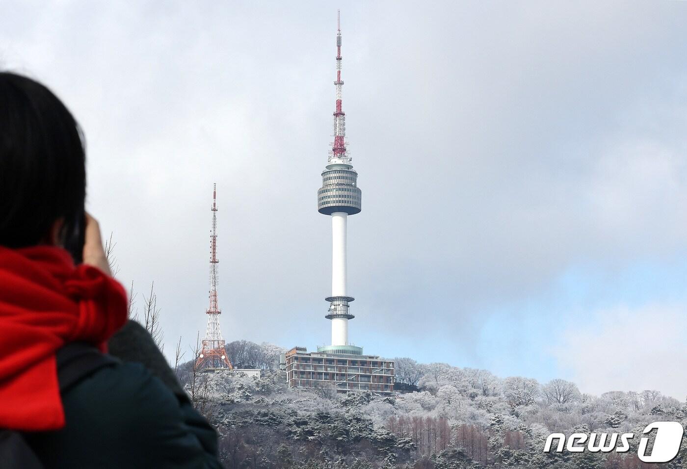 15일 오후 서울 용산구에서 바라본 남산에 눈이 쌓여 있다. 2024.2.15/뉴스1 ⓒ News1 박지혜 기자