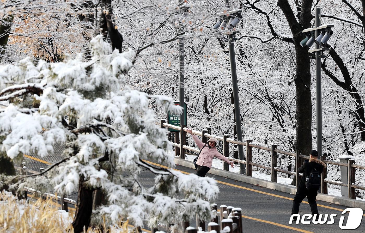 눈이 쌓인 서울 남산에서 관광객들이 아름다운 추억을 남기고 있다. 2024.2.15/뉴스1 ⓒ News1 박지혜 기자