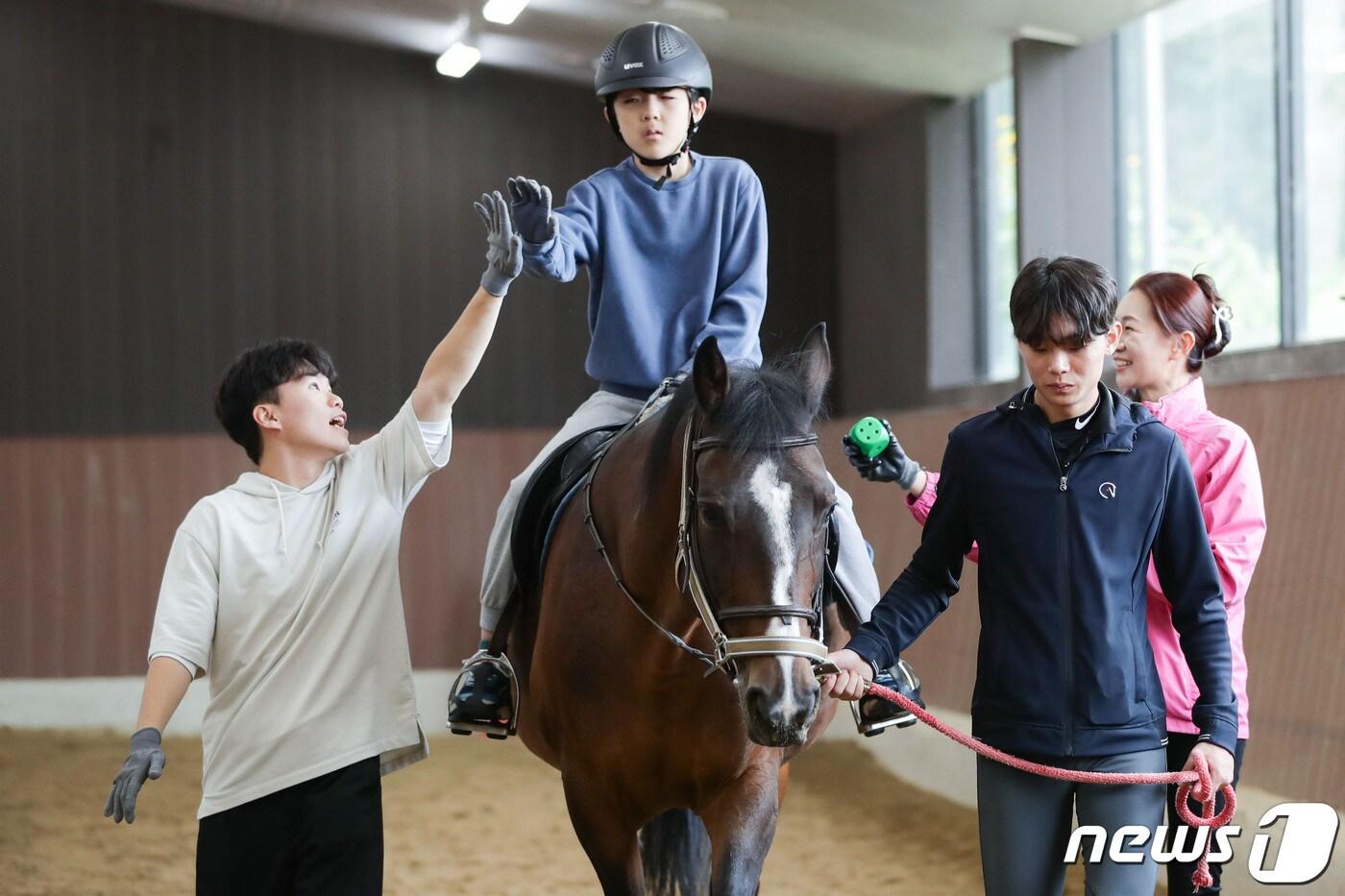 연세대 &#39;치유와 회복-재활승마&#39; 봉사단&#40;한국마사회 제공&#41; 