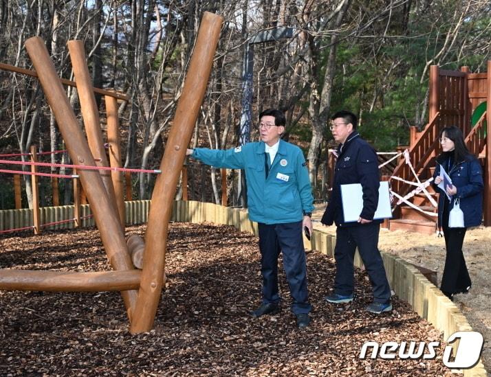 정종복 기장군수가 현안 사업장 특별점검을 하고 있다&#40;기장군청 제공&#41;