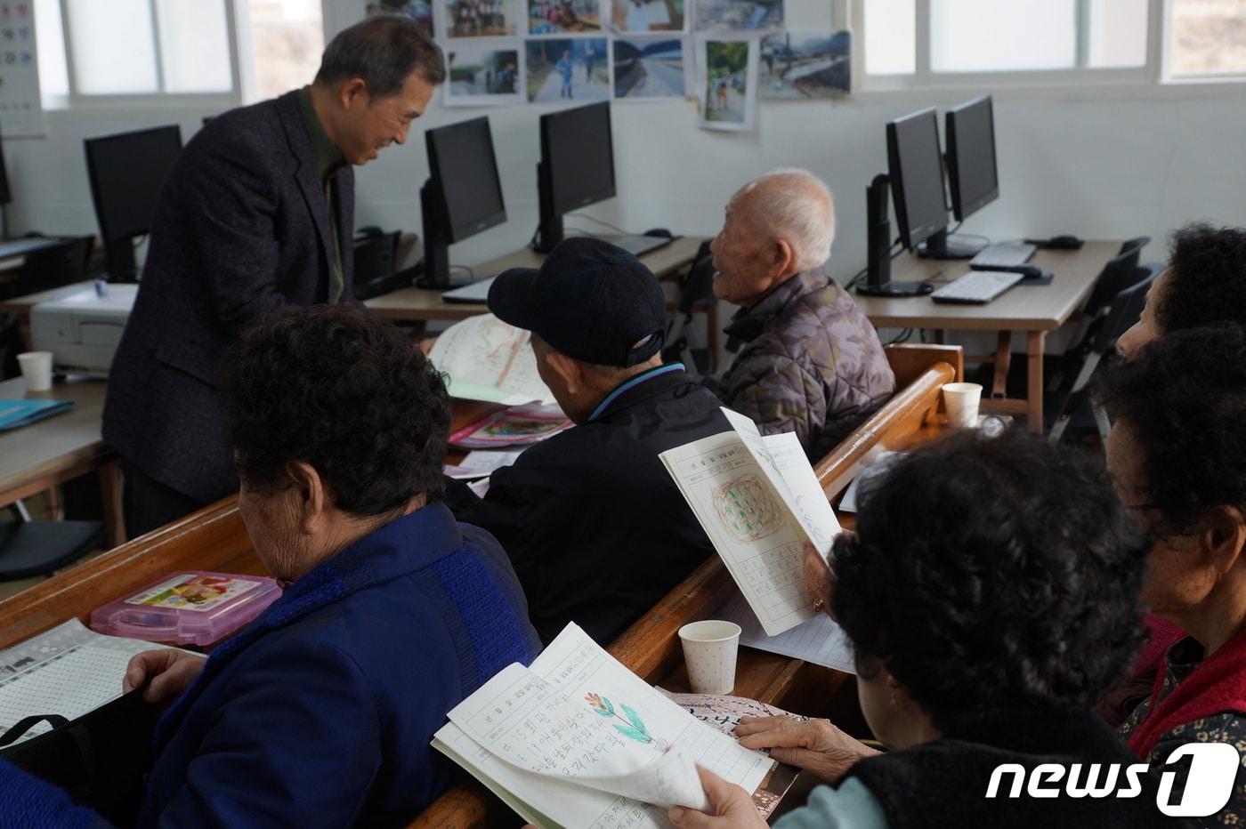  14일 경기 양평군 지평면 옥현1리 광양 행복학교에서 이강옥&#40;70&#41; 이장이 어르신들에 한글수업을 하고 있다.2024.01.14./뉴스1 양희문 기자