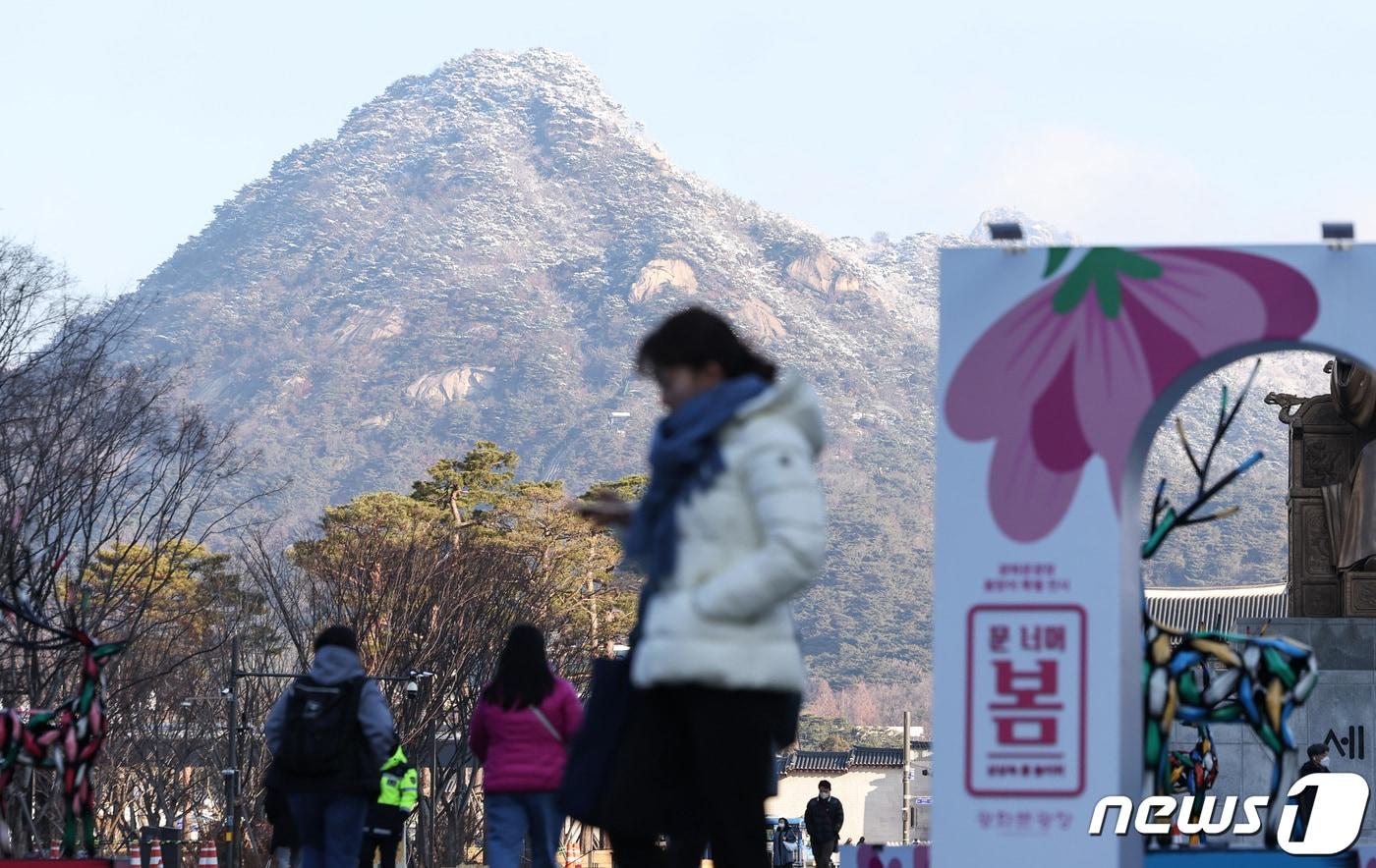 전국 대부분 지역의 아침 기온이 영하권으로 떨어진 16일 오전 서울 종로구 세종대로에서 바라본 인왕산에 눈이 쌓여 있다. 2024.2.16/뉴스1 ⓒ News1 김민지 기자