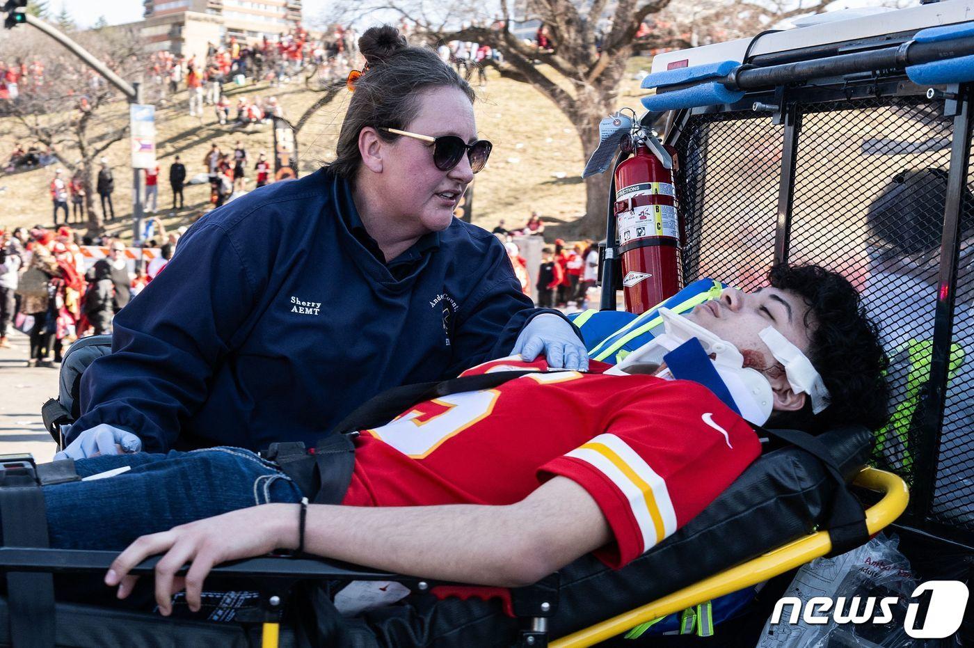 14일&#40;현지시간&#41; 미국 미주리주 캔자스시티에서 열린 미국프로풋볼&#40;NFL&#41; 팀 캔자스시티 치프스의 슈퍼볼 우승을 기념하며 열린 퍼레이드 행사에서 총격 사건이 발생해 한 부상자가 실려가고 있다. 2024.02.14 ⓒ AFP=뉴스1 ⓒ News1 정지윤 기자