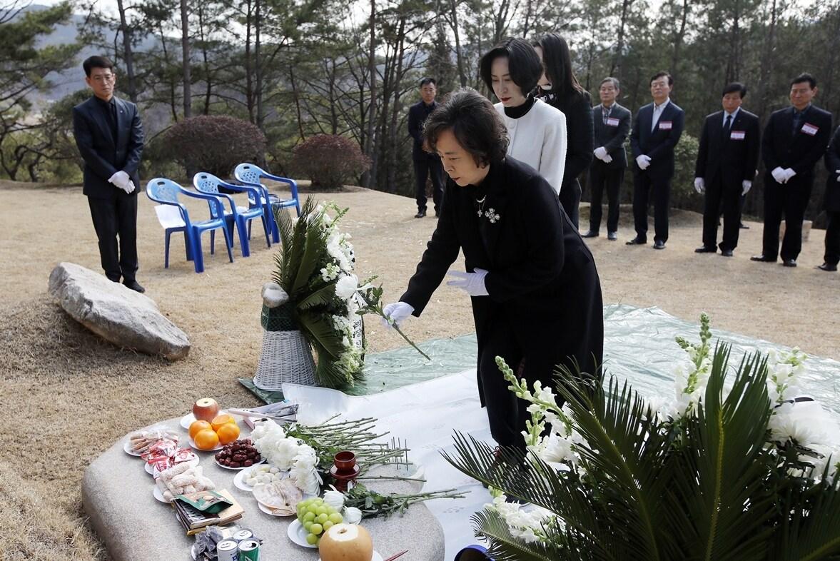 신영자 롯데 재단 의장과 장혜선 롯데장학재단 이사장이 헌화를 하고 있다.&#40;롯데재단 제공&#41; 