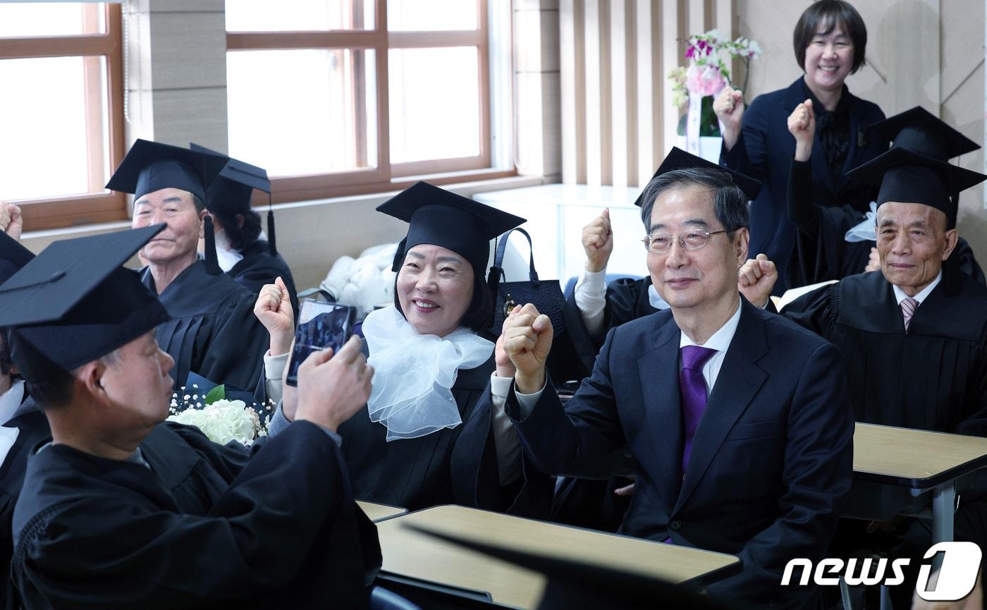 한덕수 국무총리가 16일 오전 서울 노원구 중계동 학교형태 평생교육시설인 청암중고등학교에서 열린 졸업식에 참석해 3학년 1반 교실에서 졸업생들과 함께 기념 촬영을 하고 있다. 2024.2.16/뉴스1 ⓒ News1 박정호 기자