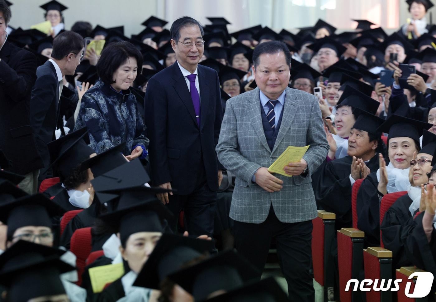 16일 오전 서울 노원구 중계동 학교형태 평생교육시설인 청암중고등학교에서 열린 2023학년도 졸업식에 참석하고 있다. 2024.2.16/뉴스1 ⓒ News1 박정호 기자