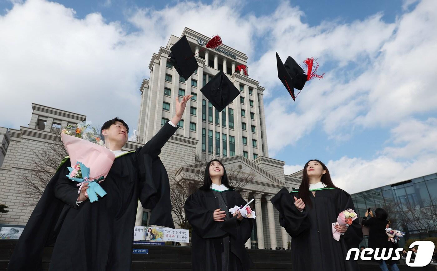 16일 오전 서울 동대문구 한국외국어대학교 서울캠퍼스에서 열린 2024년 전기 학위수여식에서 졸업생들이 학사모를 던지며 기념촬영을 하고 있다. 2024.2.16/뉴스1 ⓒ News1 김민지 기자