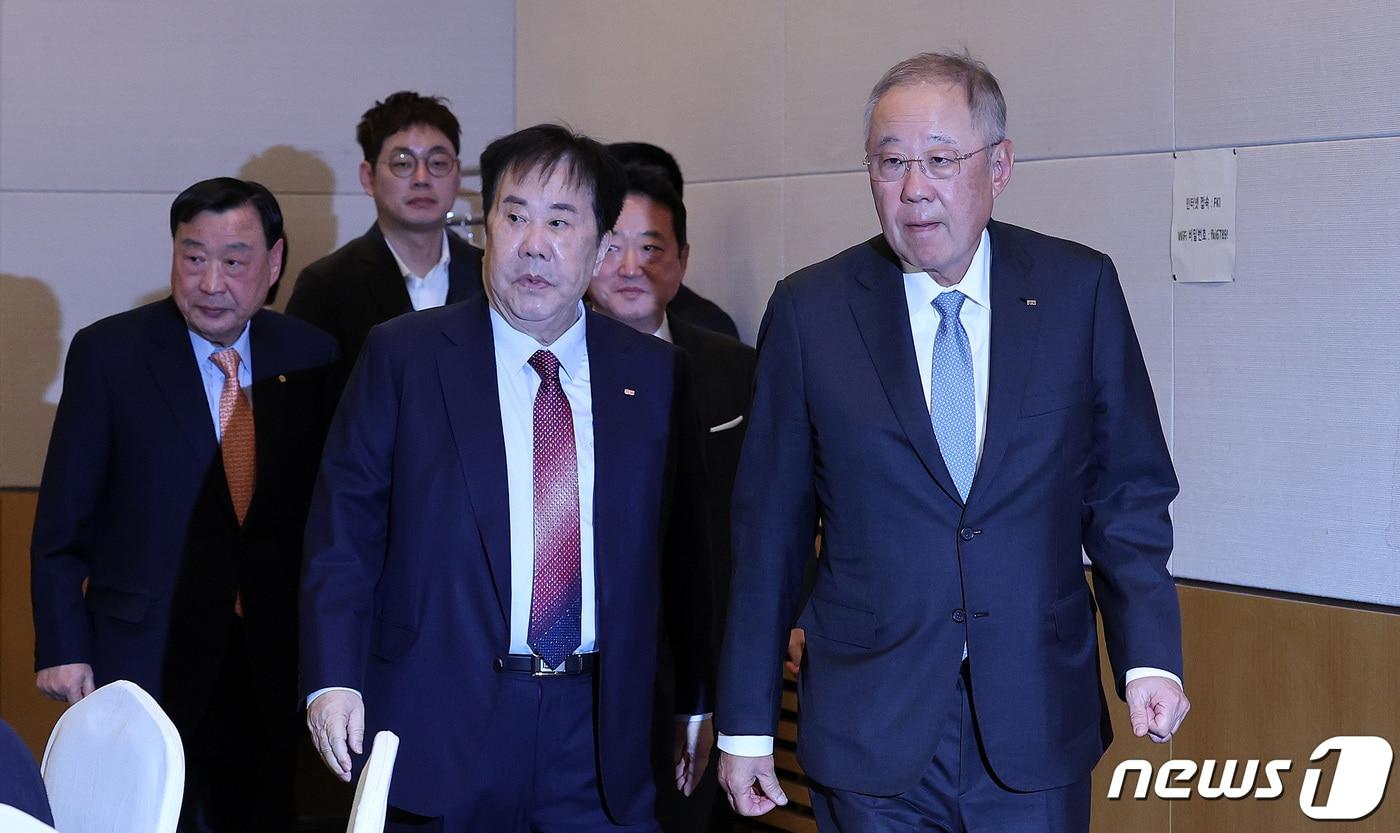 류진 풍산그룹 회장 겸 한국경제인협회 회장&#40;오른쪽&#41;과 우오현 SM그룹 회장&#40;앞줄 왼쪽&#41; 2024.2.16/뉴스1 ⓒ News1 박지혜 기자