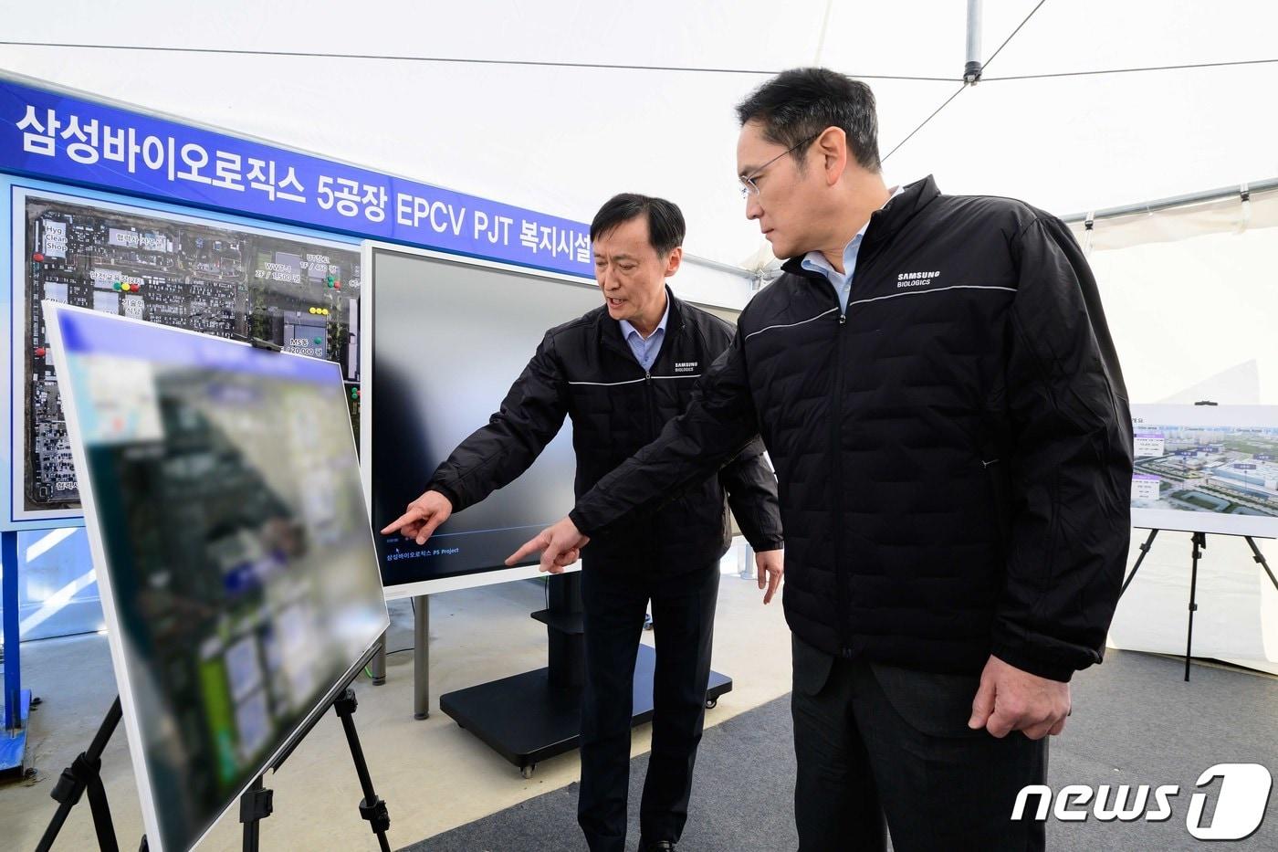 이재용 삼성전자 회장이 16일 삼성바이오로직스 인천사업장을 방문, 5공장 건설 현장에서 관계자 브리핑을 듣고 있다. &#40;삼성전자 제공&#41; 2024.2.16/뉴스1