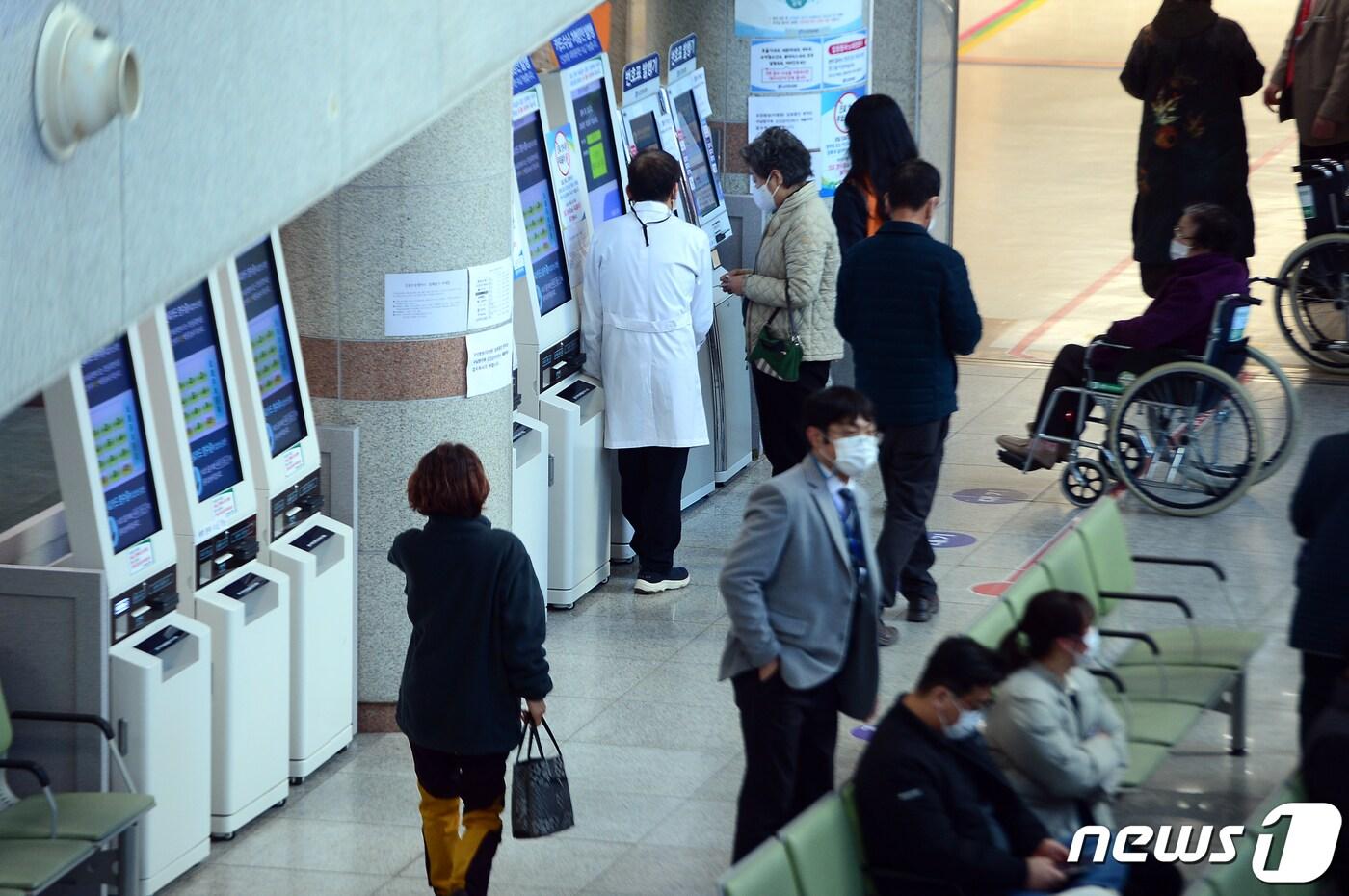 16일 오후 광주 동구 조선대학교 병원에서 시민들이 진료 접수를 위해 대기하고 있다.  2024.2.16/뉴스1 ⓒ News1 이승현 기자