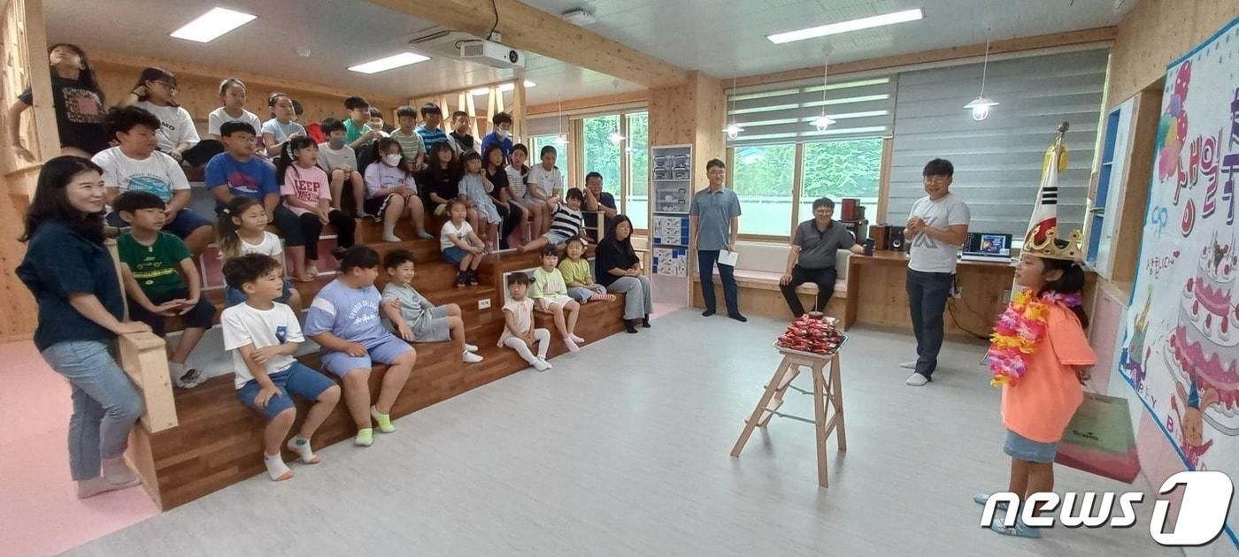 강원 고성 거성초 전교생 생일파티.&#40;학교 제공&#41;