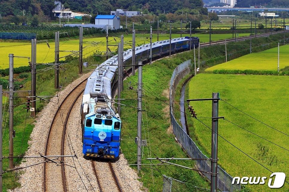 남도해양열차 S-트레인.&#40;한국철도 부산경남본부 제공&#41;