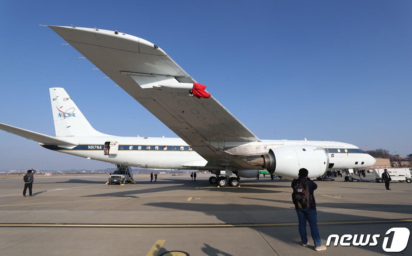 경기 평택 주한미군 오산공군기지에서 미국 항공우주국&#40;NASA&#41; 연구용 DC-8 항공기가 공개되고 있다. ⓒ 뉴스1 김영운 기자