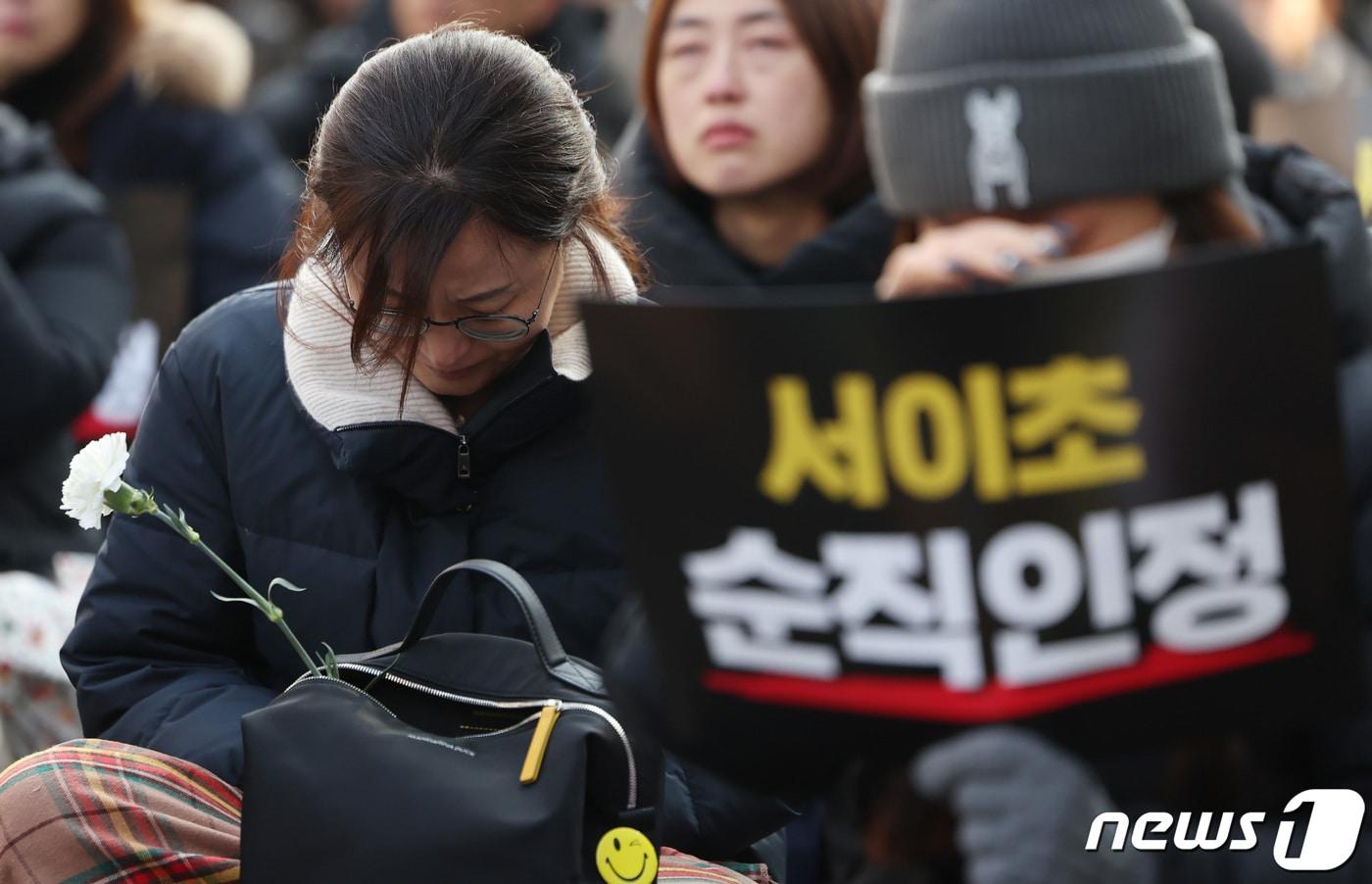 17일 오후 서울 을지로입구역 인근에서 열린 서이초 교사 순직 인정을 촉구하는 집회에서 교사들이 눈물을 흘리고 있다. 한편 인사혁신처의 서이초 사망 교사 순직 인정 여부를 심의하는 마지막 공무원재해보상심의회가 오는 21일 열린다. 2024.2.17/뉴스1 ⓒ News1 김민지 기자