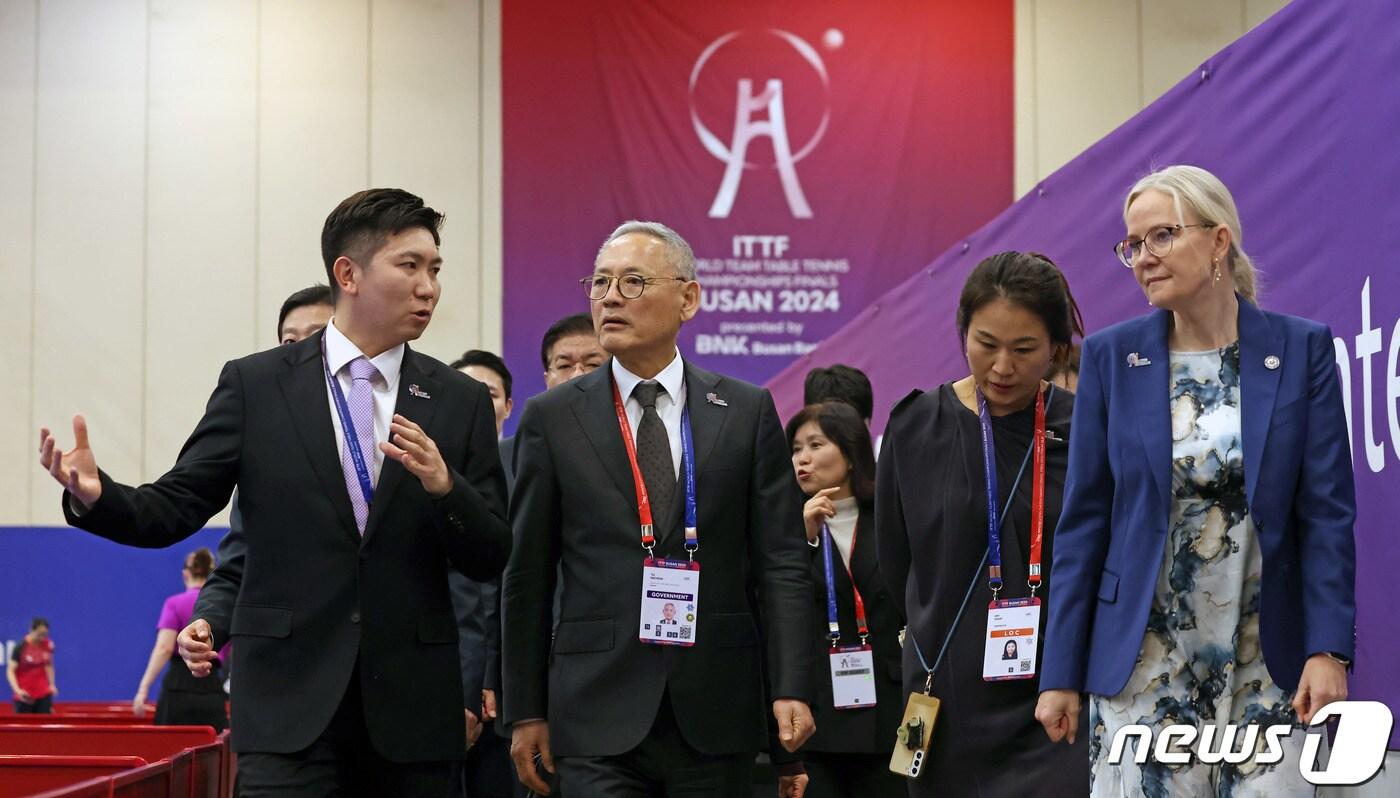 유인촌 문화체육관광부 장관이 17일 부산 해운대구 벡스코에서 열린 &#39;BNK부산은행 2024 부산세계탁구선수권대회&#39; 개막식에 참석, 페트라 쇠링 국제탁구연맹&#40;ITTF&#41; 회장과 경기장을 둘러보고 있다. &#40;문체부 제공&#41; 2024.2.17/뉴스1