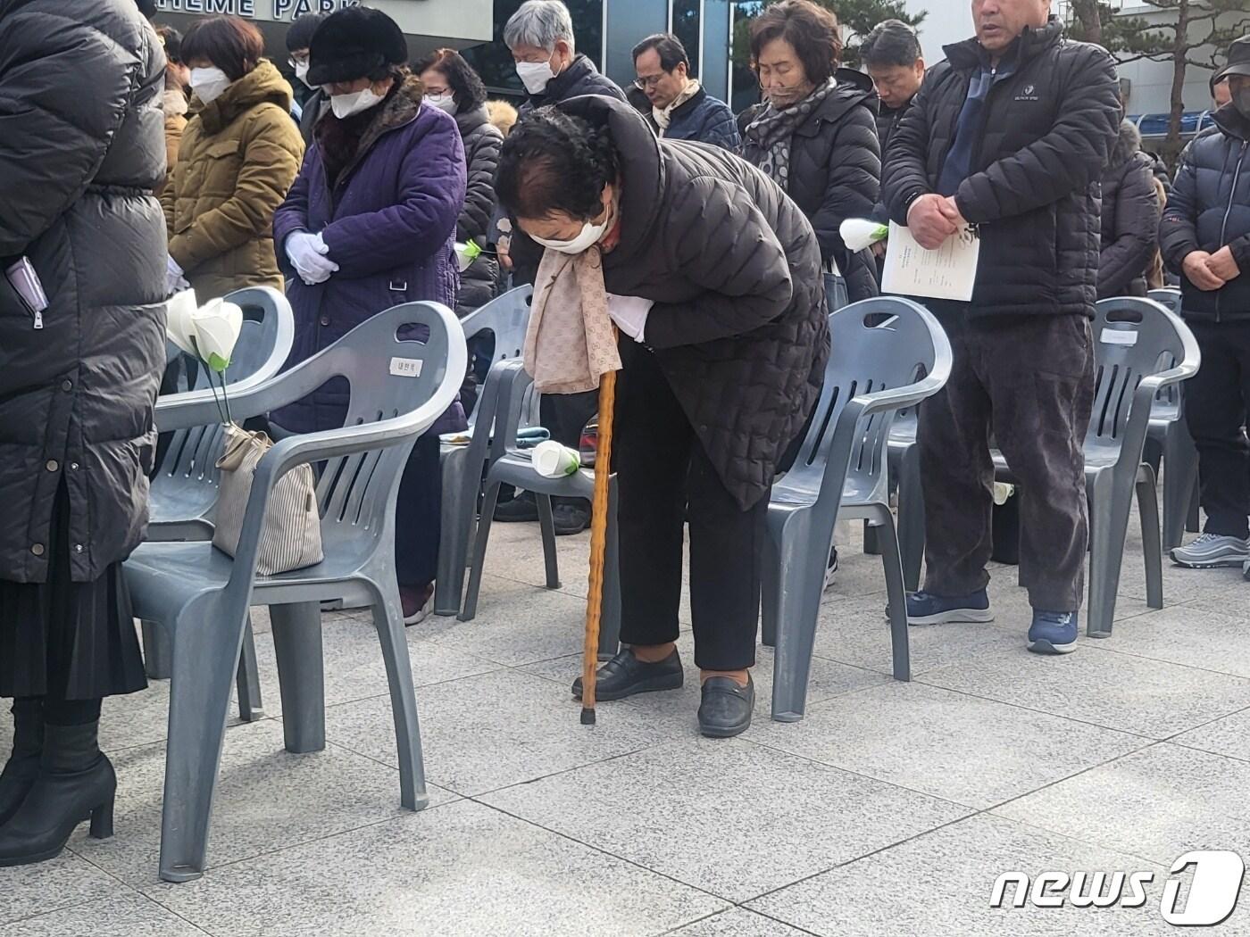 18일 대구 동구 대구시민안전테마파크 추모탑 앞에서 열린 대구 지하철 화재 참사 21주기 추모식에 참석한 유가족이 오열하고 있다. 2024.2.18/뉴스1 ⓒ News1 이성덕 기자