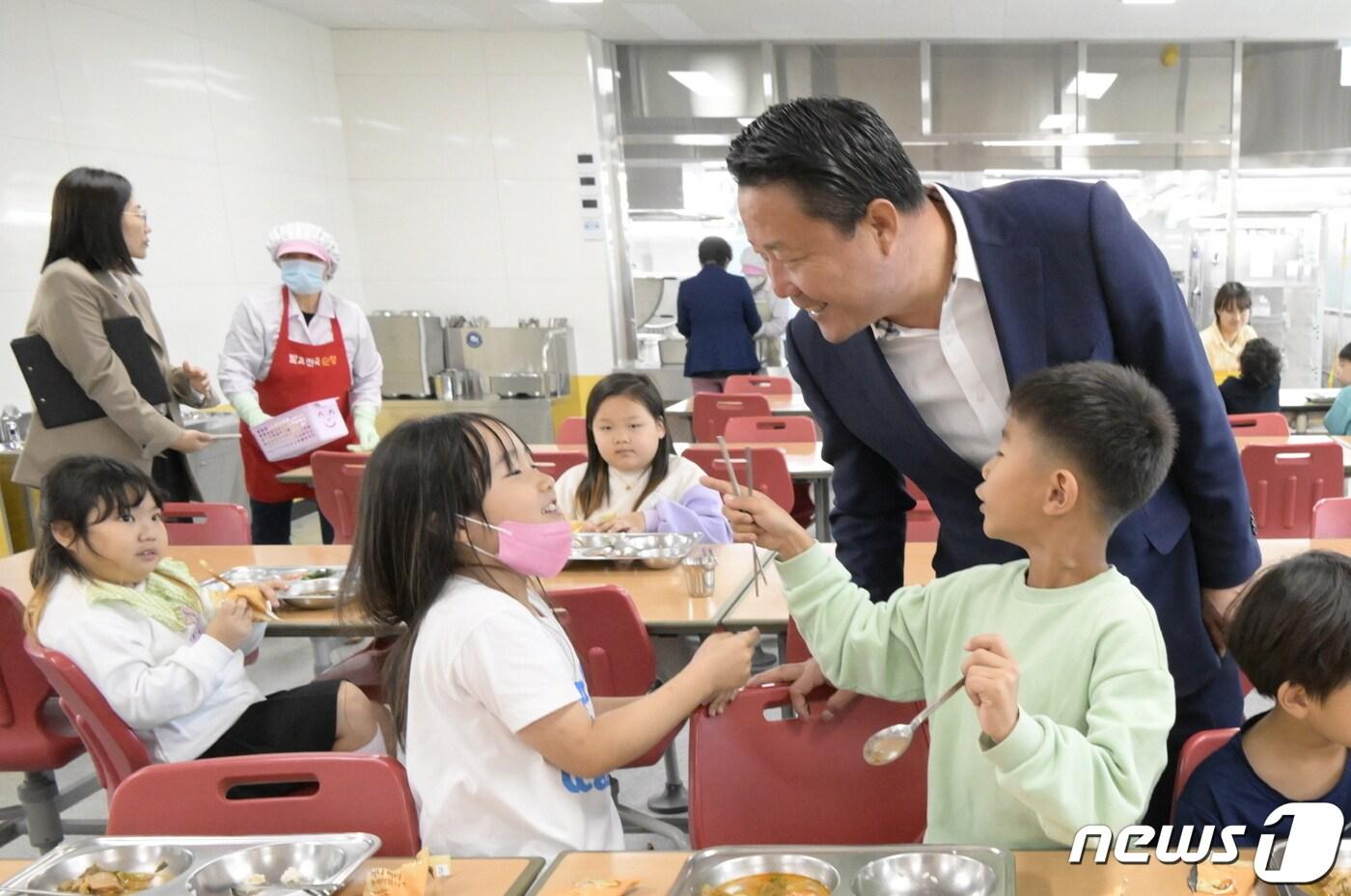 최영일 전북 순창군수가 한 학교 급식장을 찾아 아이들과 이야기를 나누고 있다.&#40;순창군 제공&#41;/뉴스1 