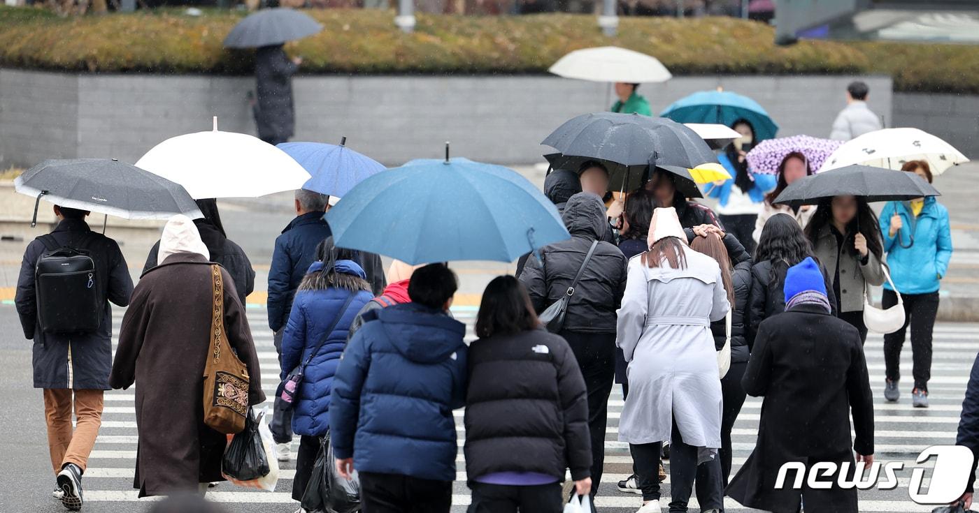 우산을 쓴 시민들이 발걸음을 옮기고 있다. /뉴스1 ⓒ News1 김진환 기자