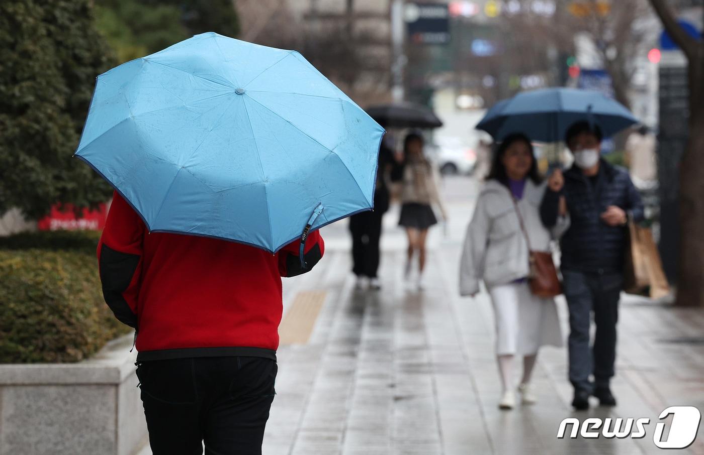 눈이 녹아 비가 된다는 우수&#40;雨水&#41;를 하루 앞둔 18일 오후 서울 강남구 코엑스에서 우산을 쓴 시민들이 발걸음을 옮기고 있다./뉴스1 ⓒ News1 장수영 기자