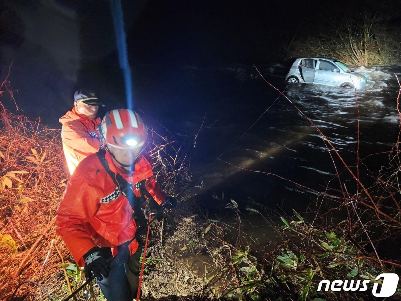 소방이 18일 제주시 조천읍 교래리 내천에 고립된 차량을 구조하고 있다.&#40;제주소방안전본부 제공&#41;