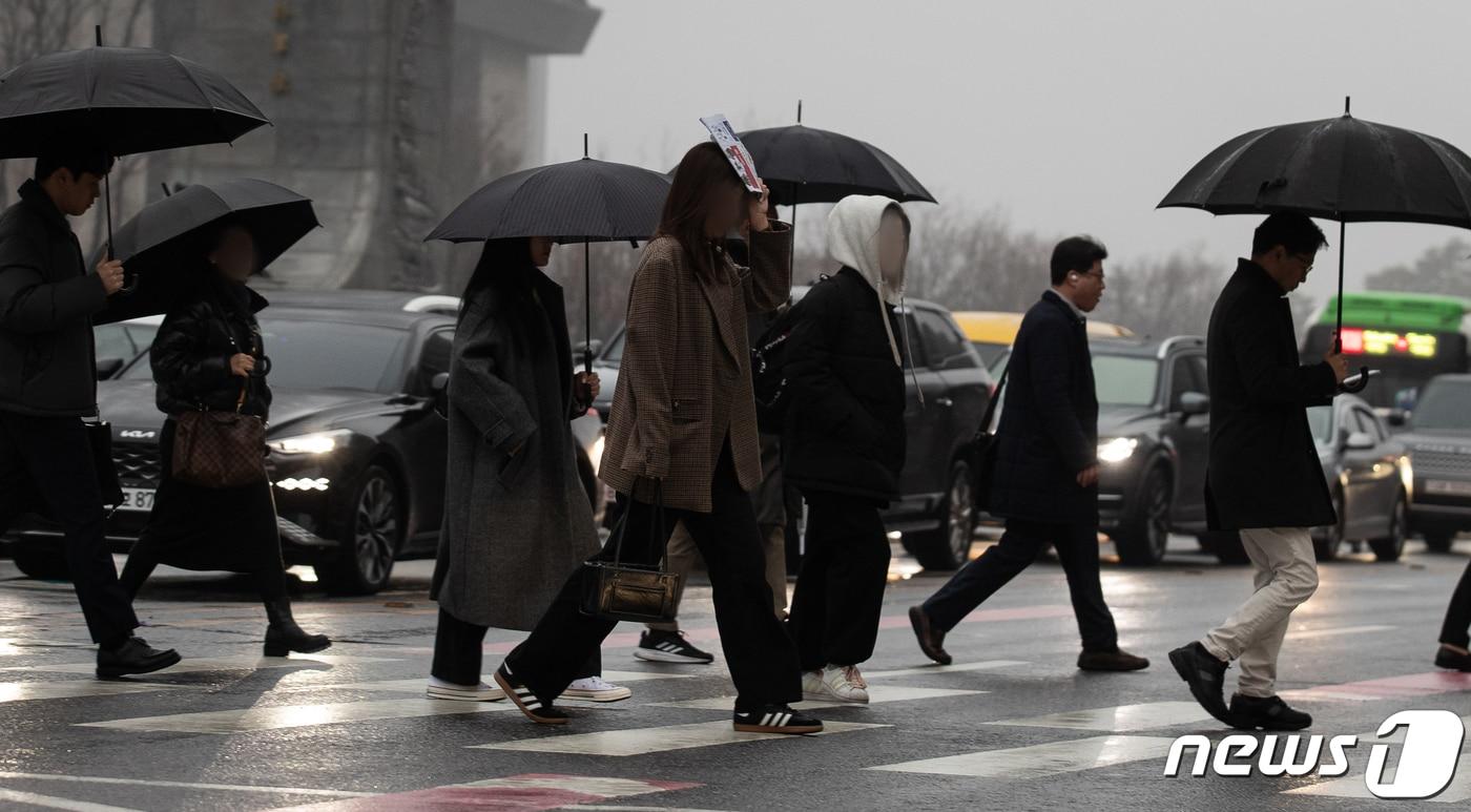 눈이 녹아 비가 내린다는 절기상 &#39;우수&#40;雨水&#41;&#39;인 19일 서울 세종대로사거리에서 우산을 쓴 시민들이 출근길 발걸음을 옮기고 있다. 2024.2.19/뉴스1 ⓒ News1 유승관 기자