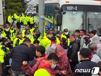 지난 19일 한국알콜산업 울산공장 내 55m 연소탑에 고공농성에 돌입한 조합원들의 식사를 올려 보내도록 사측에 요구하는 과정에서 조합원들이 경찰과 대치하고 있다.  2024.2.19/뉴스1 ⓒ News1 김지혜 기자