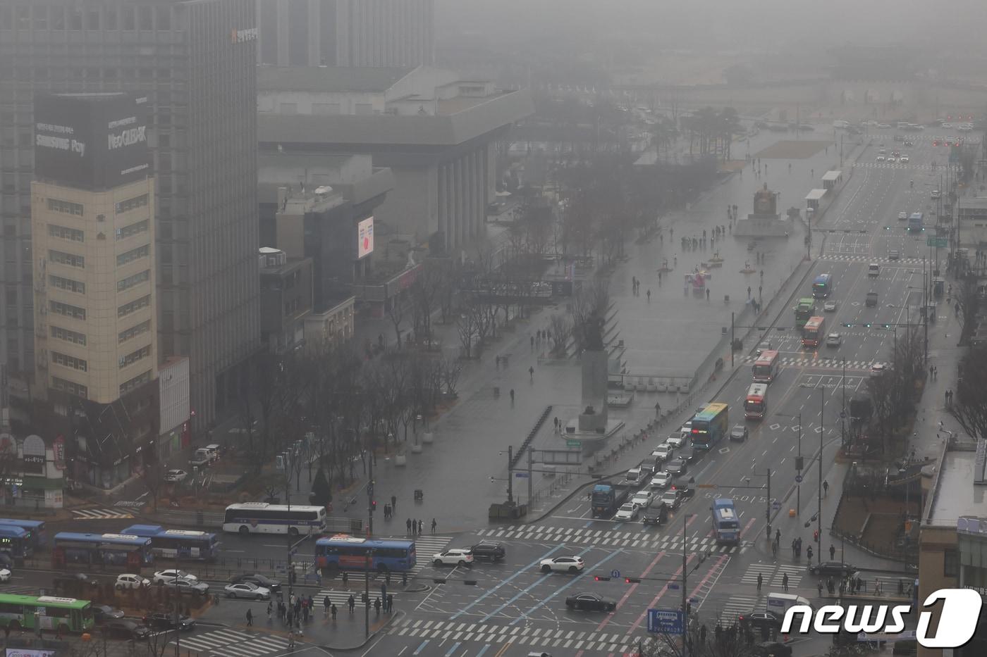 서울 종로구 광화문 일대가 짙은 안개로 덮여 있다. 2024.2.19/뉴스1 ⓒ News1 민경석 기자