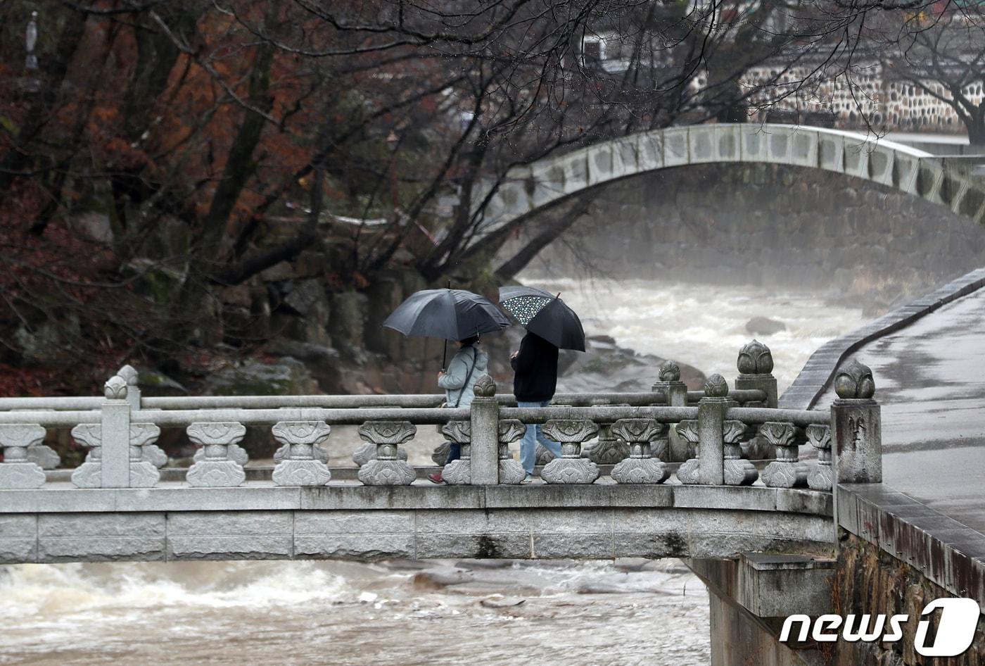 경남 양산시 하북면 통도사에서 우산을 쓴 시민들이 발걸음을 옮기고 있다. 2024.2.19/뉴스1 ⓒ News1 윤일지 기자