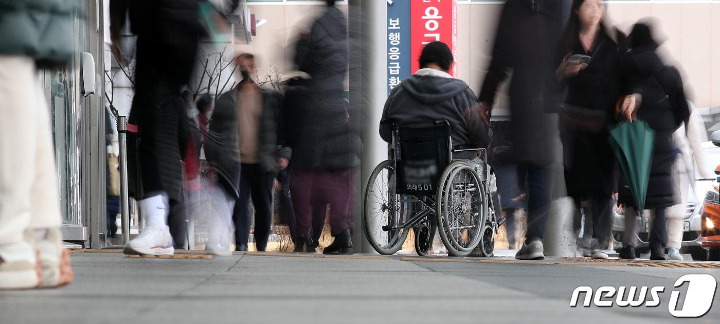 빅5 병원&#40;서울대, 세브란스, 서울아산, 삼성서울, 서울성모병원&#41; 전공의들이 예고한 집단 사직서 제출 시한이 하루 앞으로 다가온 19일 서울 시내의 한 대학병원에 환자 및 보호자의 발길이 이어지고 있다. 2024.2.19/뉴스1 ⓒ News1 이승배 기자