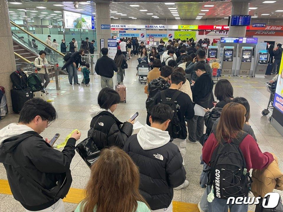 19일 군 당국의 요청으로 광주공항 활주로가 폐쇄 조치되면서 공항 이용객들이 대기하고 있다. 2024.2.19/뉴스1 김태성 기자