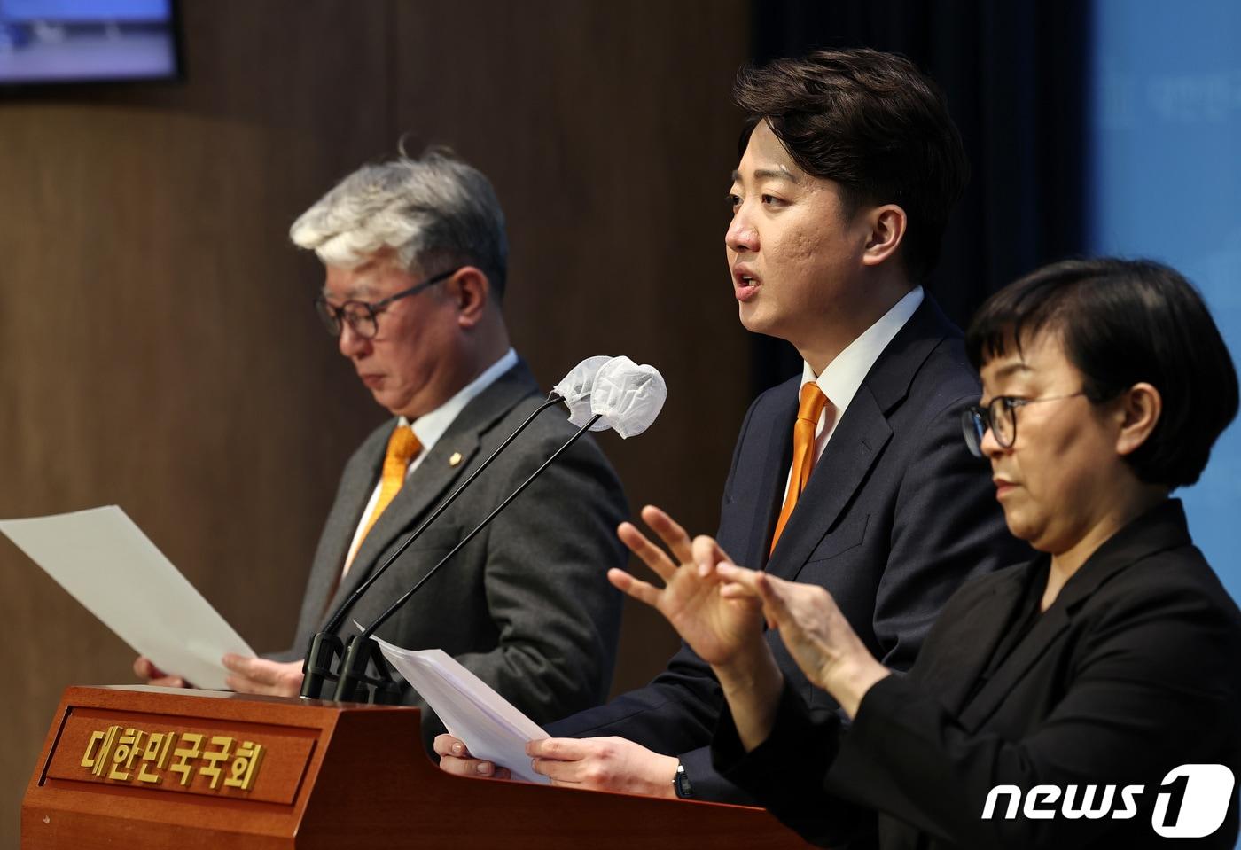 개혁신당 이준석 공동대표와 조응천 최고위원이 19일 오후 서울 여의도 국회 소통관에서 기자회견을 열고, &#39;전국민 출산휴가 급여제&#39; 공약을 발표하고 있다. 2024.2.19/뉴스1 ⓒ News1 구윤성 기자