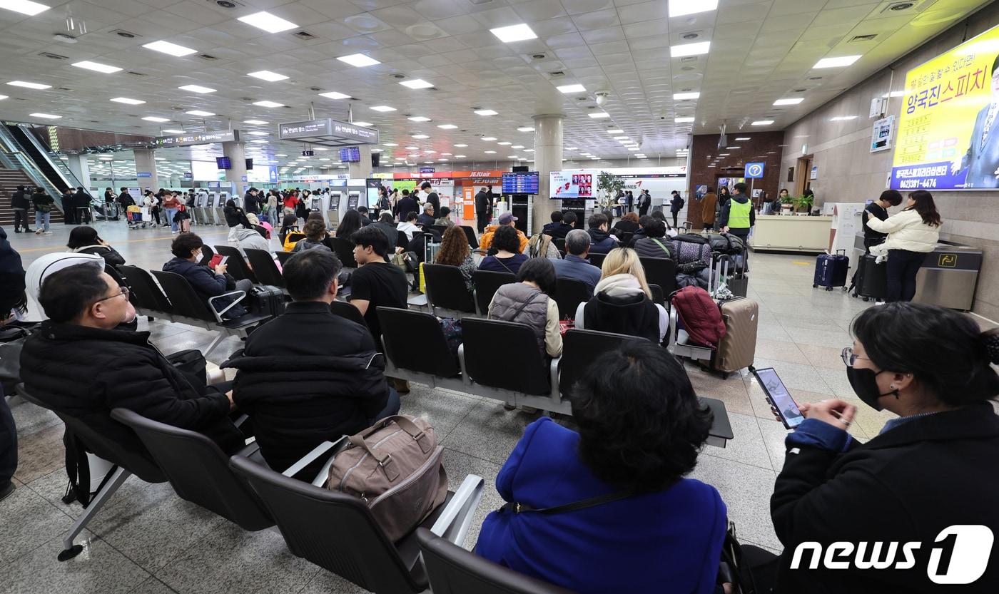 19일 오후 광주 모 공군부대 폭발물관련 신고가 접수된 가운데 광주공항 출발·도착편 항공기가 모두 결항돼 승객들이 대기하고 있다. 2024.2.19/뉴스1 ⓒ News1 김태성 기자