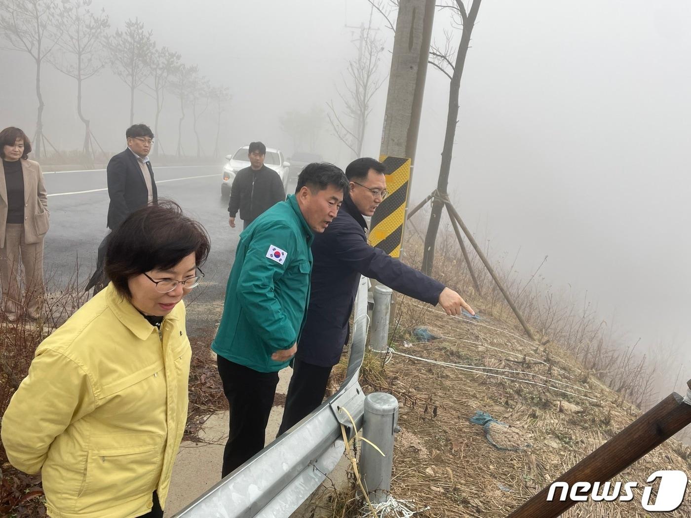  김철태 고창부군수&#40;맨 오른쪽&#41;가 달빛노을 양고살재 조성사업 현장을 방문하고 관계 공무원과 함께 사업을 점검하고 있다.&#40;고창군 제공&#41;2024.2.19/뉴스1