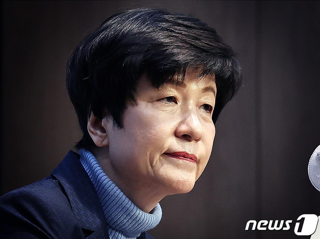 김영주 국회부의장이 19일 오후 서울 여의도 국회 소통관에서 더불어민주당 탈당 기자회견을 마치고 회견장을 나서고 있다. 2024.2.19/뉴스1 ⓒ News1 송원영 기자