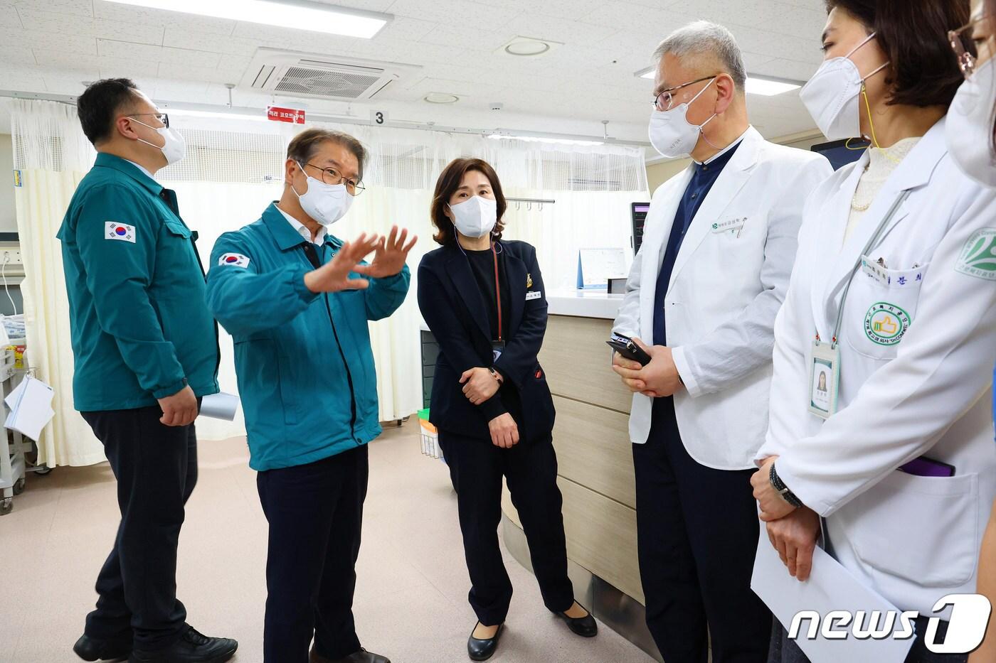 이정식 고용부장관이 19일 근로복지공단 인천병원을 찾아 비상진료대책 준비현황을 점검하고 있다.