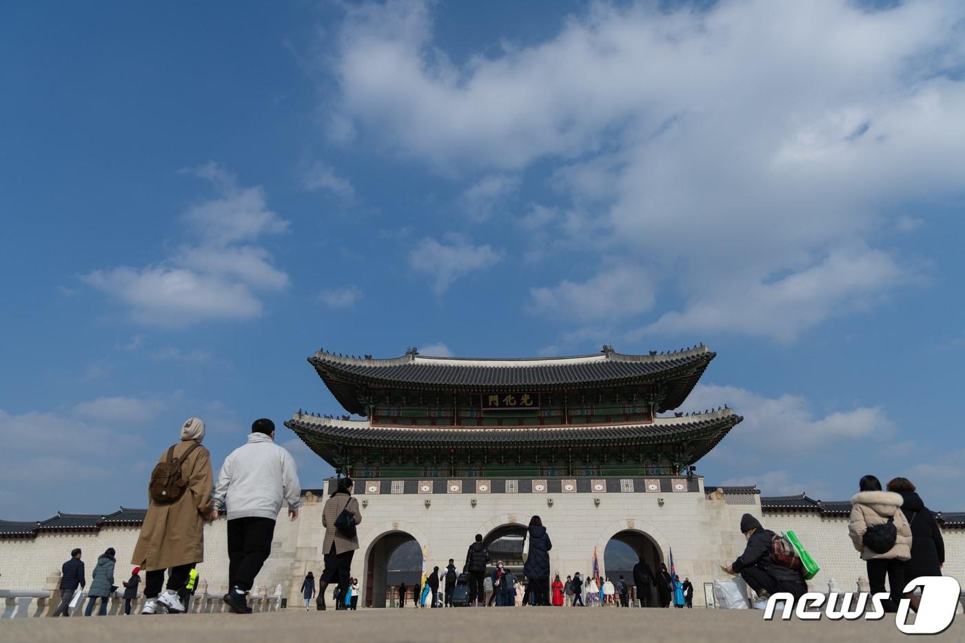 서울 낮기온이 6도까지 오르며 포근한 겨울 날씨를 보인 2일 오후 서울 종로구 경복궁을 찾은 외국인 관광객들이 들어서고 있다. 2024.2.2/뉴스1 ⓒ News1 이재명 기자