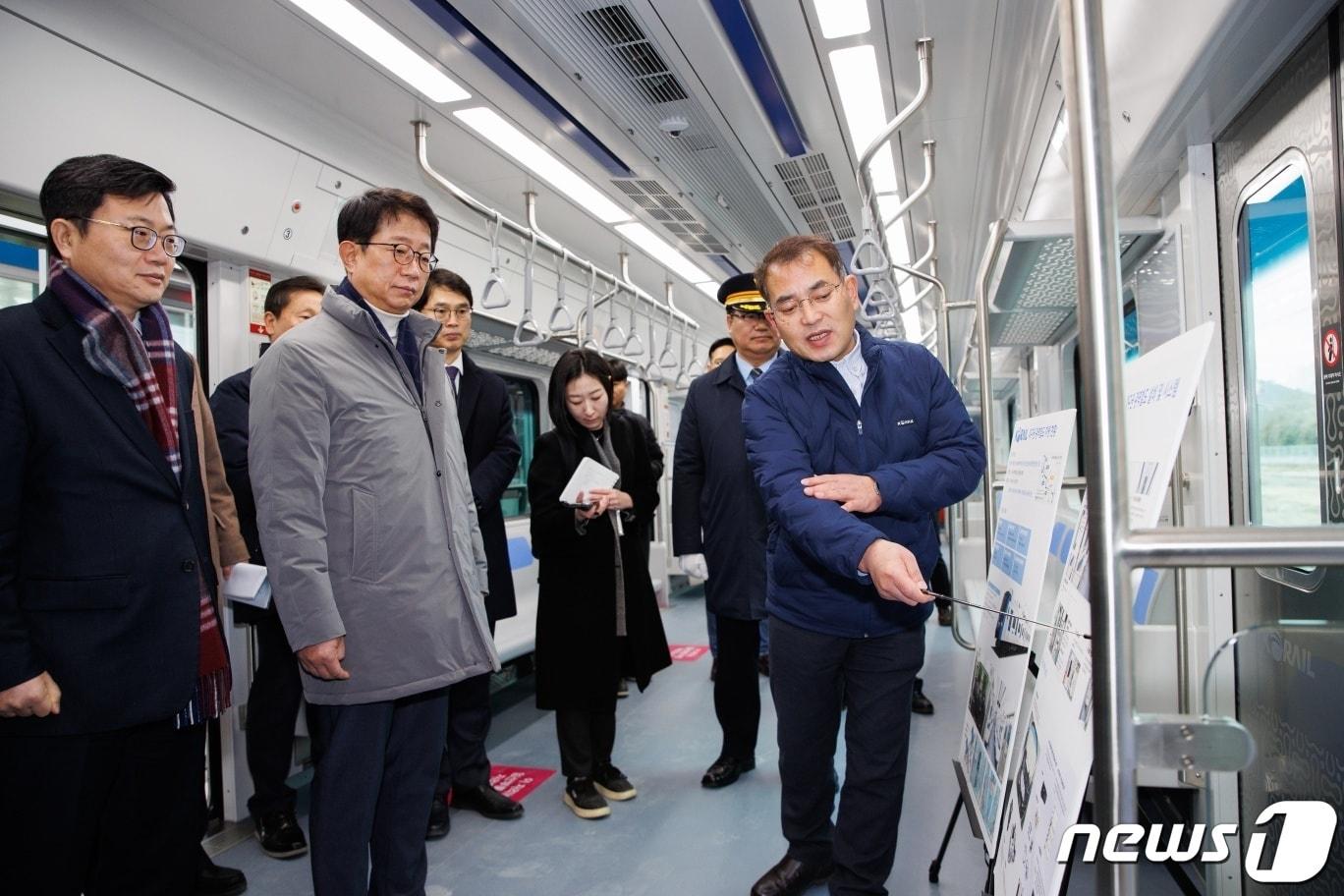 박상우 국토교통부 장관이 지난 2월2일 대구 서구 서대구역의 대구권 광역철도 건설 사업 현장을 둘러보고 있다. &#40;국토교통부 제공&#41; 2024.2.2/뉴스1