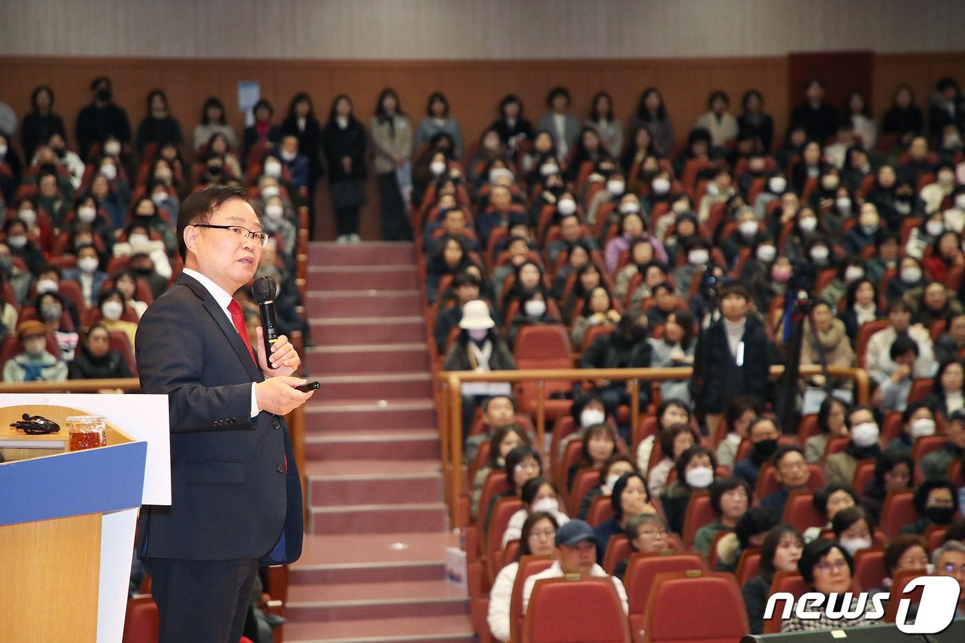 홍남표 경남 창원시장이 2일 국립창원대 대강당에서 시민들을 대상으로 올해 시정 운영 방향을 발표하고 있다.&#40;창원시 제공&#41;