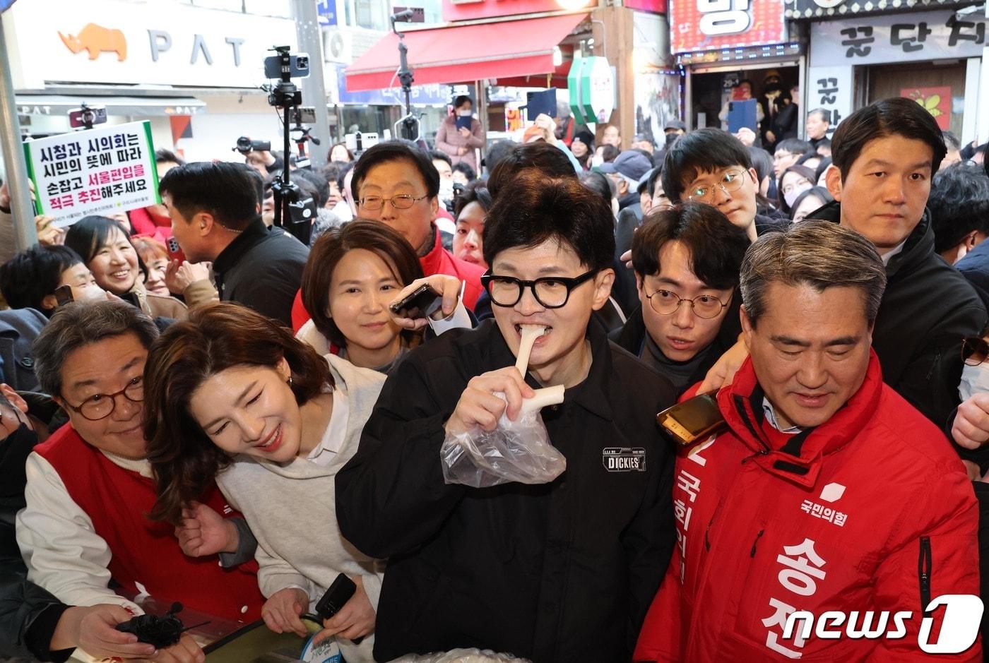 한동훈 국민의힘 비상대책위원장이 설 명절을 앞둔 2일 오후 경기 구리시 구리전통시장을 찾아 떡을 먹고 있다. &#40;공동취재&#41; 2024.2.2/뉴스1 ⓒ News1 박지혜 기자