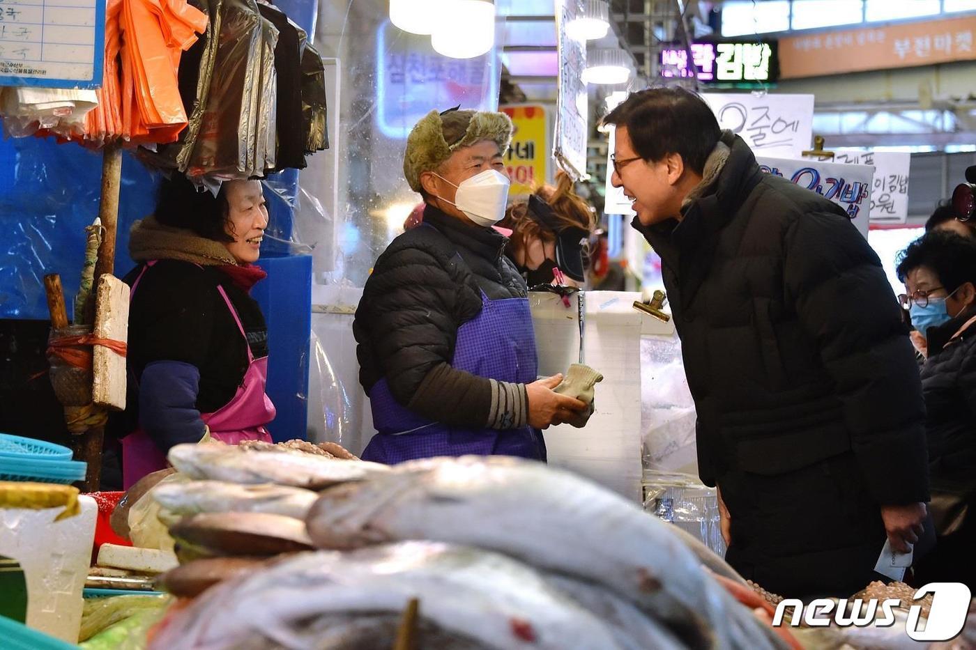 박형준 부산시장이 2일 부전마켓타운을 찾아 상인들과 이아기 하고 있다&#40;부산시청 제공&#41;