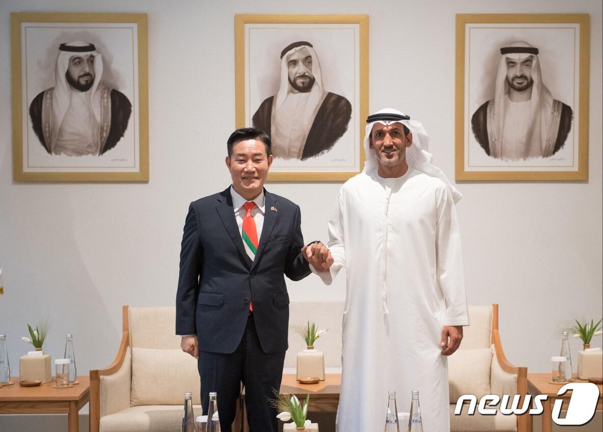 신원식&#40;왼쪽&#41; 국방부장관이 2일&#40;현지시각&#41; 아랍에미리트 연합국&#40;UAE&#41; 국방부를 방문해 모하메드 빈 무라바크 알 마즈루이&#40;Mohammed bin Mubarak Al Mazrouei&#41; UAE 국방특임장관과 기념촬영을 하고 있다.&#40;국방부 제공&#41; 2024.2.2/뉴스1 ⓒ News1 민경석 기자