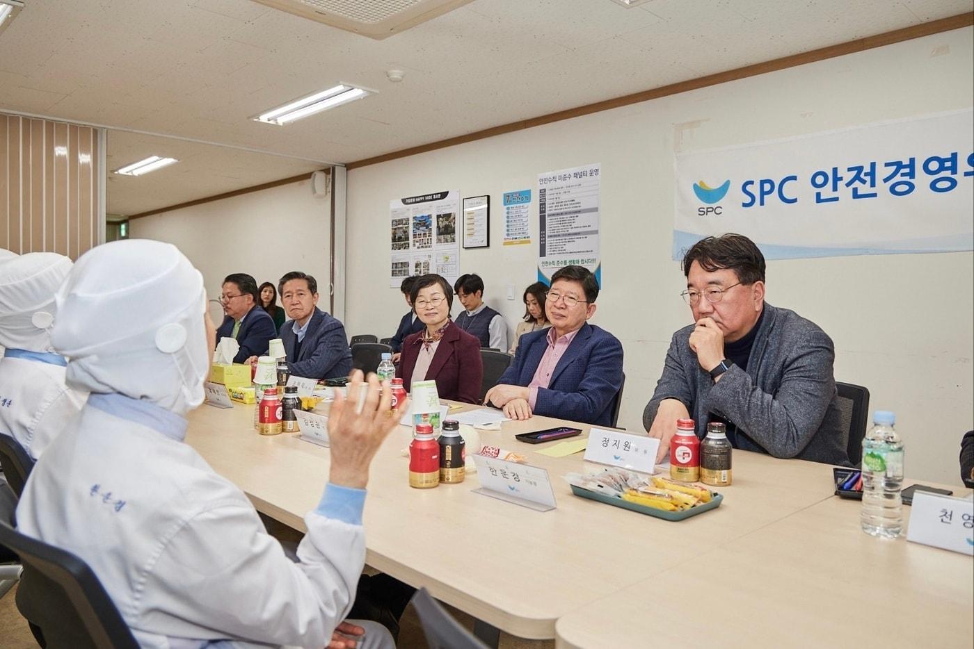 19일 샤니 성남공장에서 SPC안전경영위원회가 생산 현장 직원들의 안전 개선 여부 및 근무 애로 사항을 청취하는 간담회를 진행하고 있다. &#40;오른쪽에서 두번째가 정갑영 안전경영위원장&#41;&#40;SPC그룹 제공&#41;