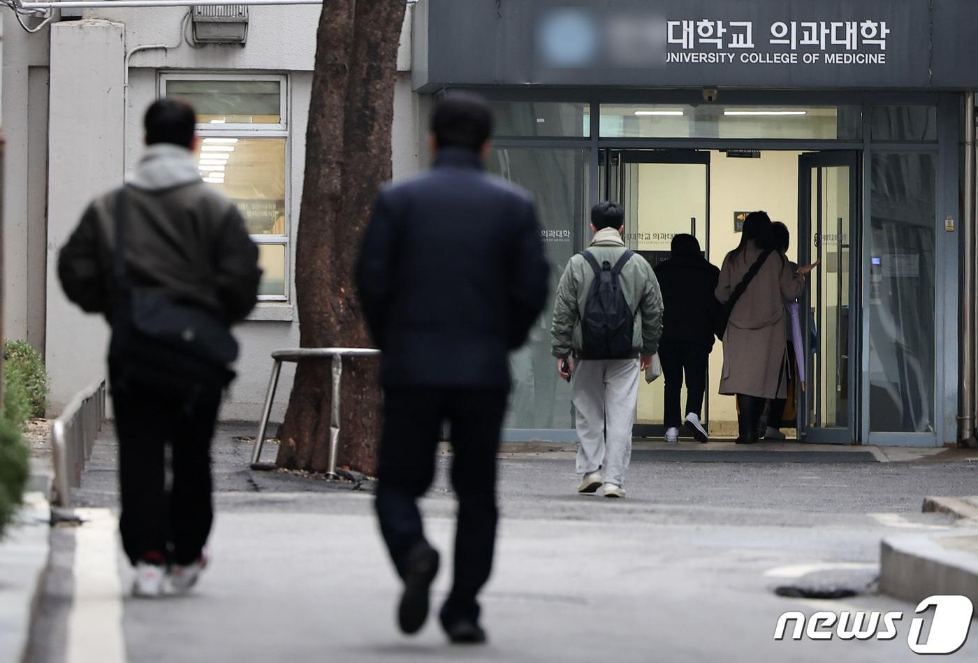 정부의 &#39;의대 증원&#39; 정책에 반발해 전국 의과대학 학생들이 동맹 휴학을 예고한 지난 20일 서울 시내 한 의과대학에서 학생들이 발걸음을 옮기고 있다. /뉴스1 ⓒ News1 김성진 기자