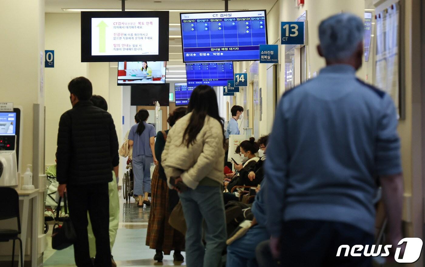 전공의들이 의대 정원 확대에 반발하며 업무를 중단한 20일 서울의 한 대형병원이 방문객들로 붐비고 있다. 2024.2.20/뉴스1 ⓒ News1 김민지 기자