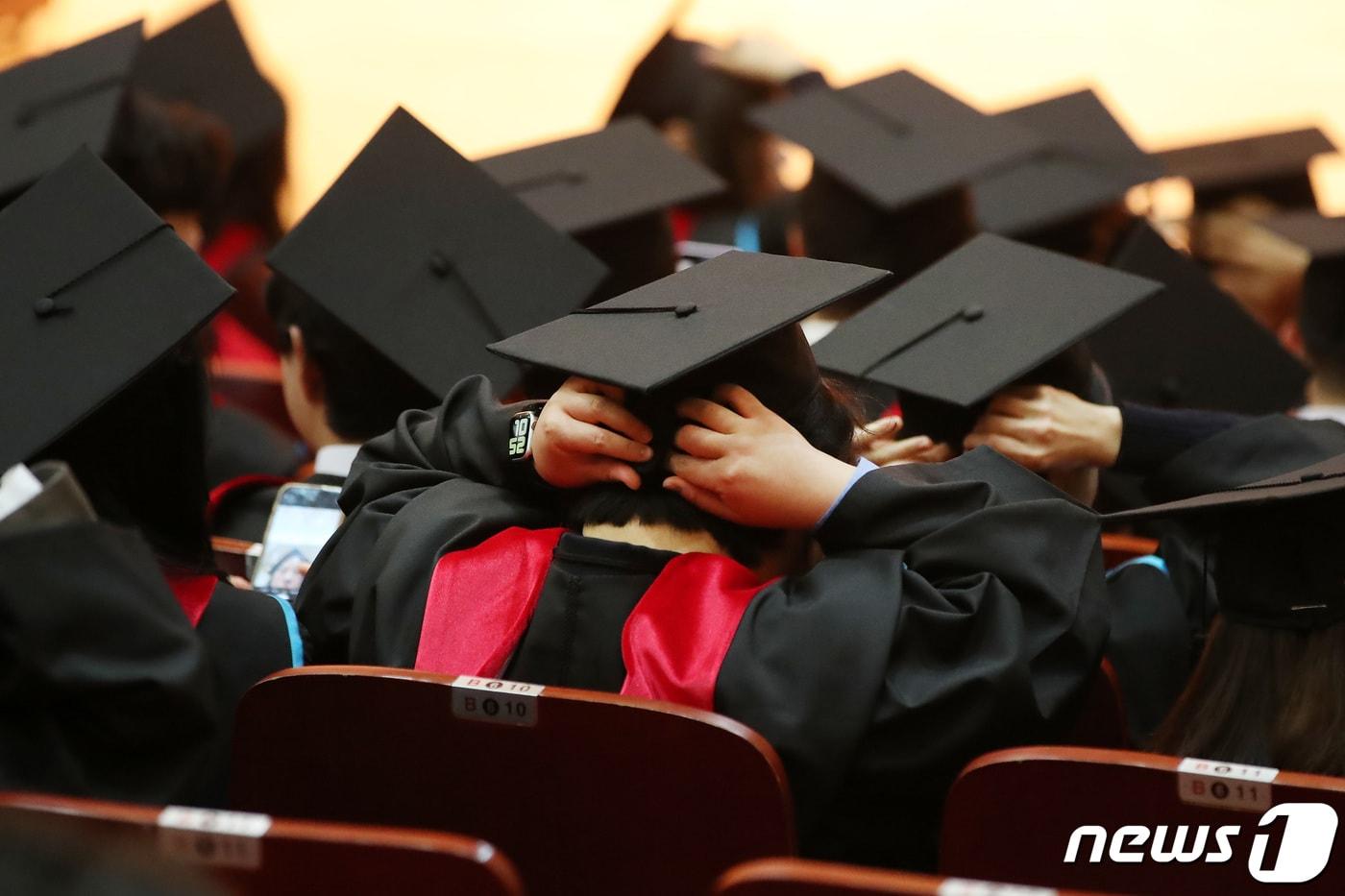 20일 오전 대구 달서구 계명대학교 성서캠퍼스에서 열린 2023학년도 의과대학 학위수여식에서 졸업생들이 학사모를 쓰고 있다. &#40;사진은 기사 내용과 무관함&#41; 2024.2.20/뉴스1 ⓒ News1 공정식 기자