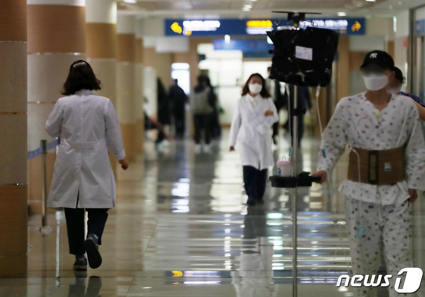 20일 경남 양산시 양산부산대병원에서 의료진이 발걸음을 옮기고 있다. 2024.2.20/뉴스1 ⓒ News1 윤일지 기자