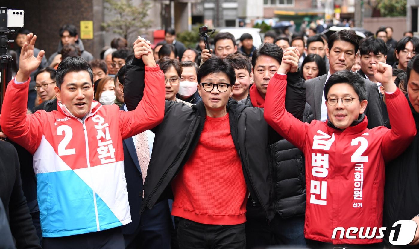 한동훈 국민의힘 비상대책위원장이 20일 오후 서울 광진구 화양동 자율방범대 초소 앞에서 열리는 &#39;시민이 안전한 대한민국&#39; 현장 공약 발표 행사에 앞서 오신환 광진을 후보&#40;왼쪽&#41;, 김병민 광진갑 후보와 손을 들어올리고 있다. &#40;공동취재&#41; 2024.2.20/뉴스1 ⓒ News1 임세영 기자