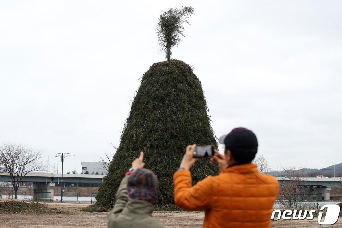 정월대보름&#40;음력 1월 15일&#41;을 나흘 앞둔 20일 오후 대구 북구 산격대교 둔치에 달집태우기에 사용될 초대형 달집이 모습을 드러내 눈길을 끌고 있다. 2024.2.20/뉴스1 ⓒ News1 공정식 기자