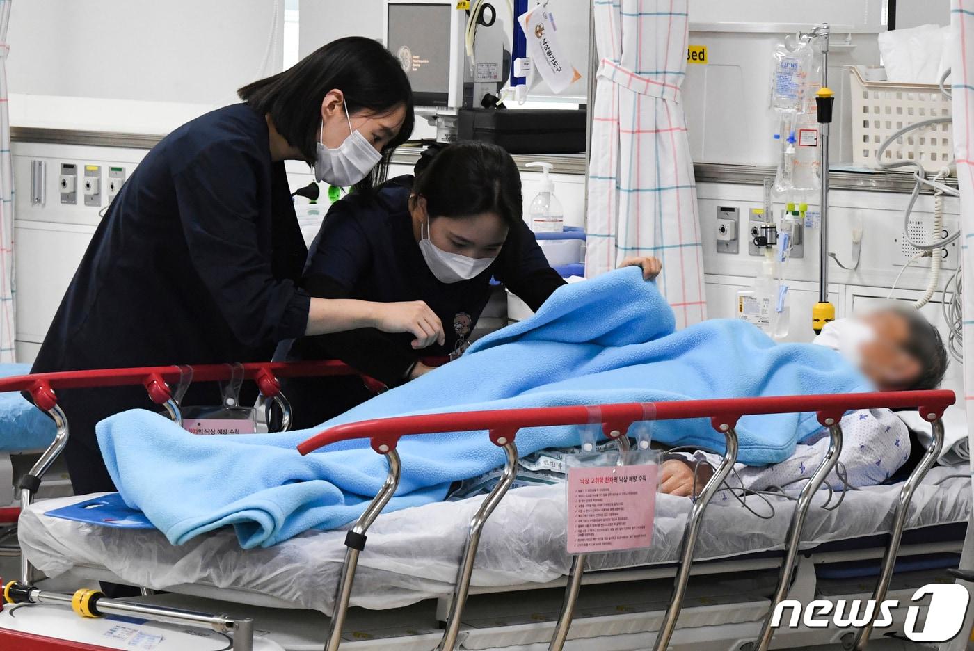 20일 오전 경기 성남시 분당구 국군수도병원 응급실에서 의료진이 민간인 환자의 진료를 보고 있다. 2024.2.20/뉴스1 ⓒ News1 사진공동취재단